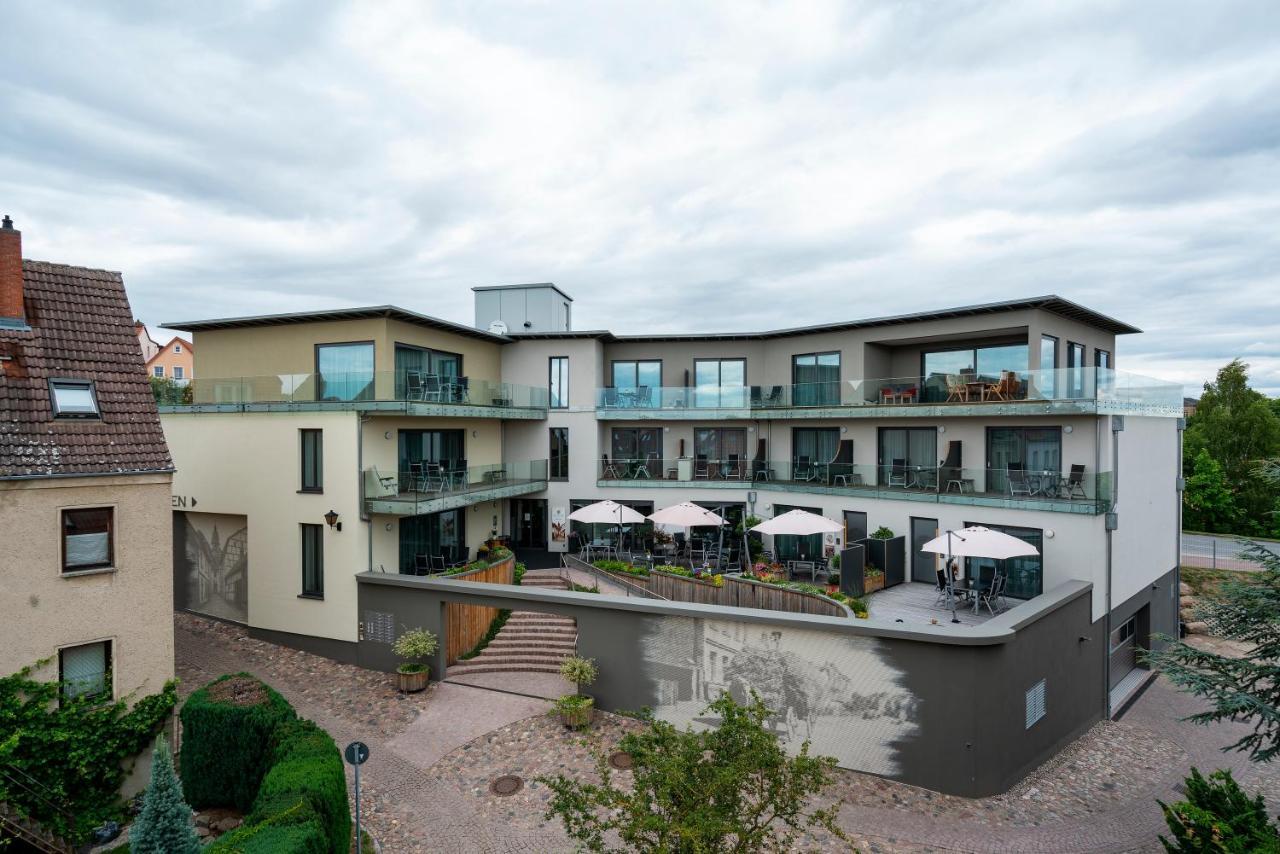 Hof-Suiten Waren  Buitenkant foto
