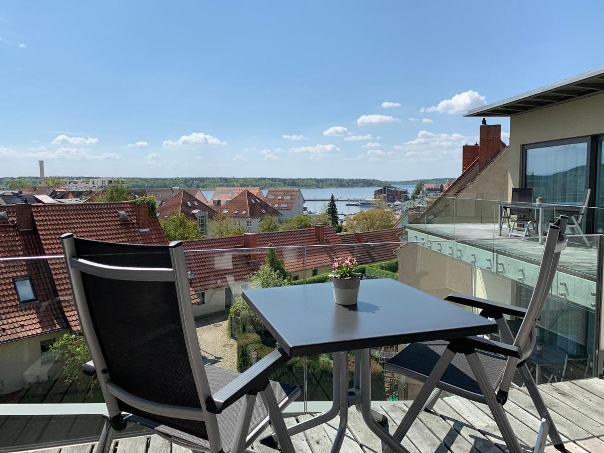 Hof-Suiten Waren  Buitenkant foto