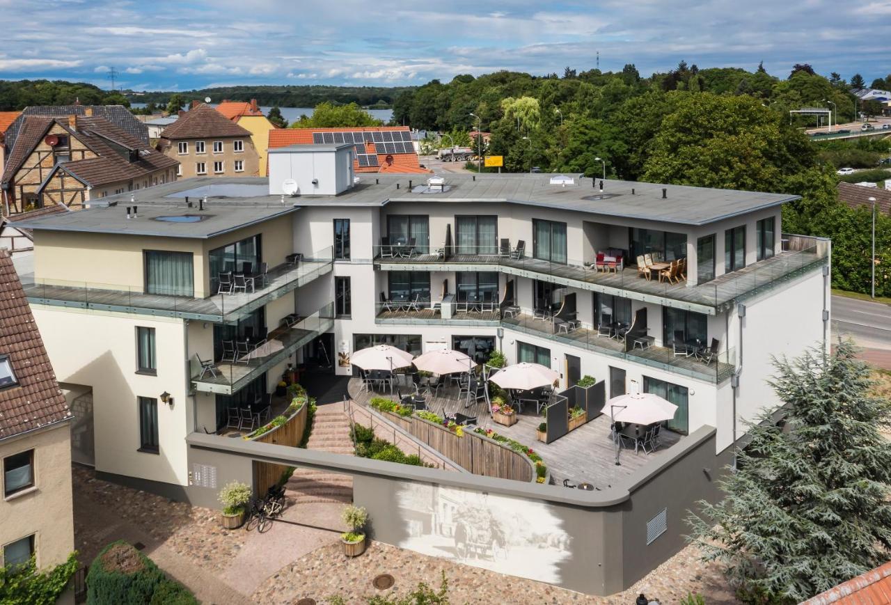 Hof-Suiten Waren  Buitenkant foto