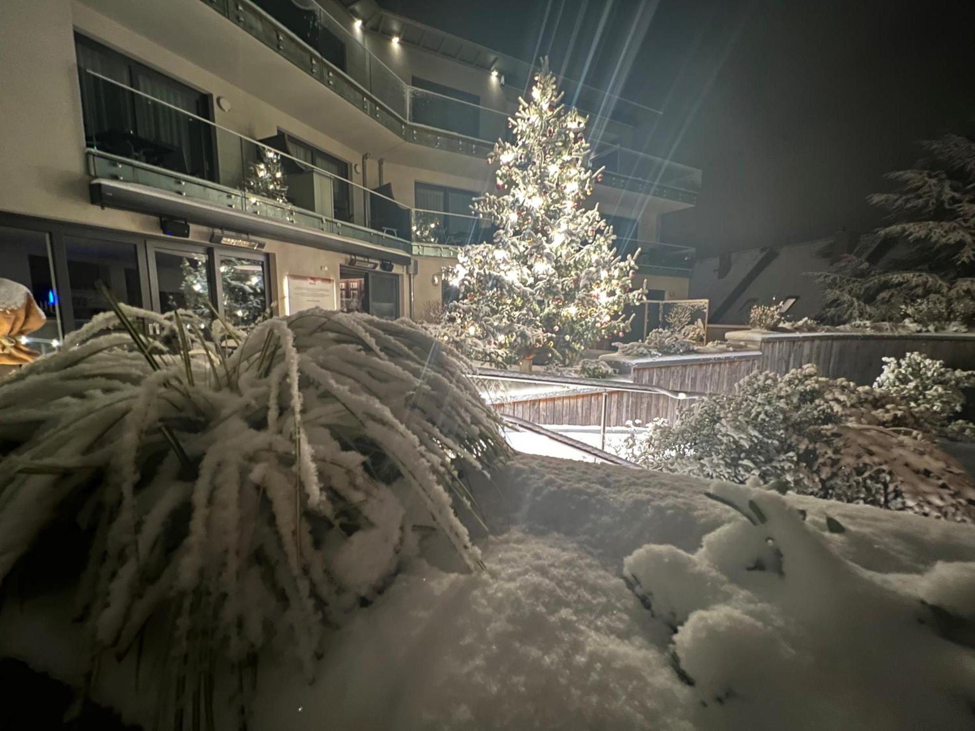 Hof-Suiten Waren  Buitenkant foto