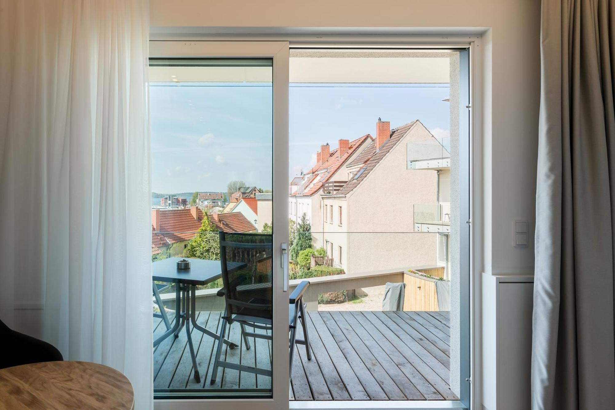 Hof-Suiten Waren  Buitenkant foto