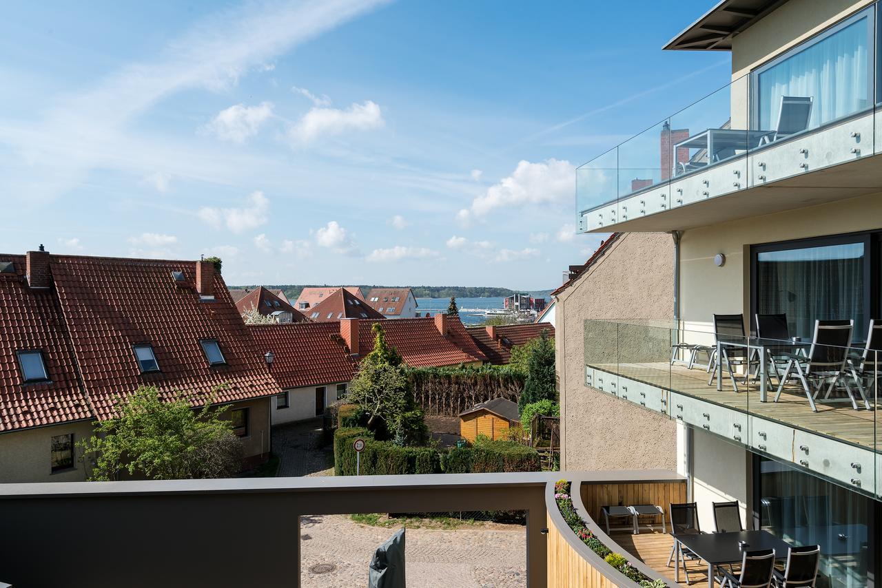 Hof-Suiten Waren  Buitenkant foto