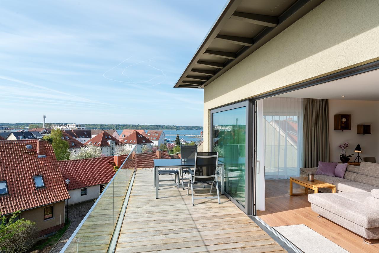 Hof-Suiten Waren  Buitenkant foto