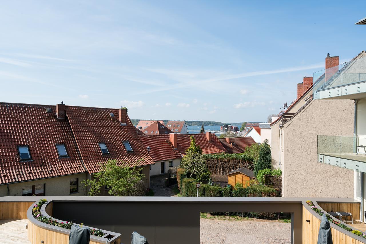 Hof-Suiten Waren  Buitenkant foto