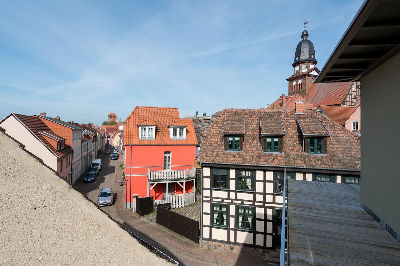 Hof-Suiten Waren  Buitenkant foto