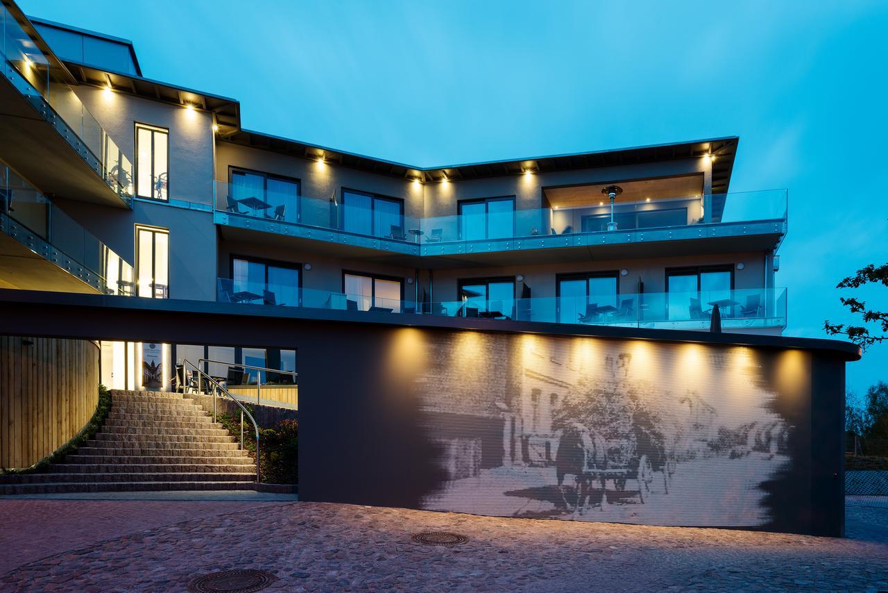 Hof-Suiten Waren  Buitenkant foto